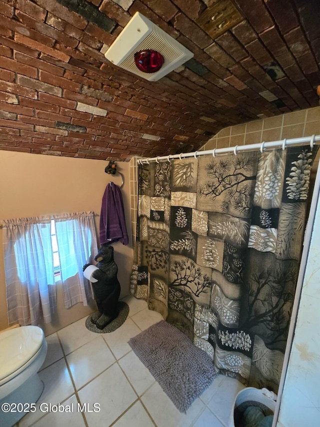 full bathroom featuring lofted ceiling, toilet, tile patterned floors, and a shower with curtain