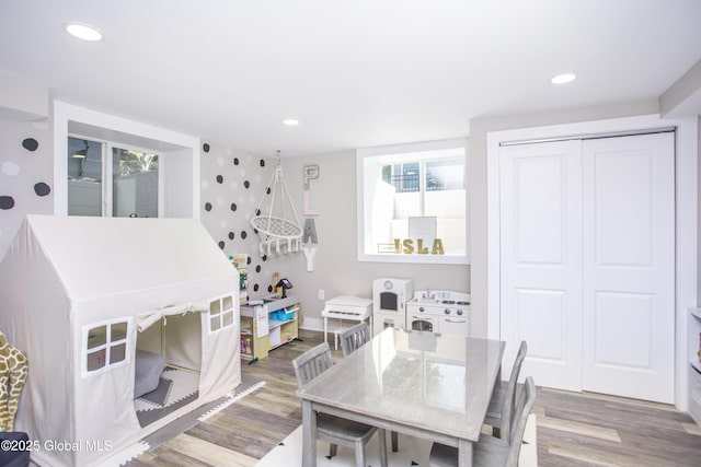 dining room featuring recessed lighting, light wood-style flooring, and baseboards