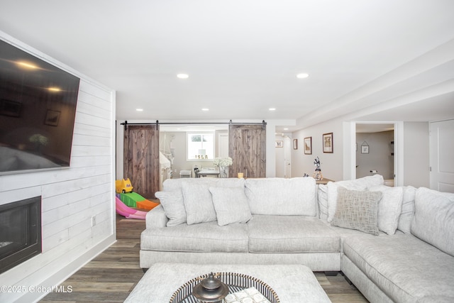 living room featuring recessed lighting, a barn door, and wood finished floors