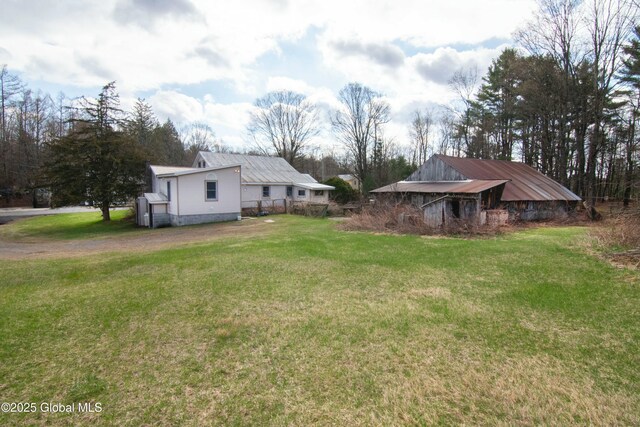 view of yard featuring dirt driveway