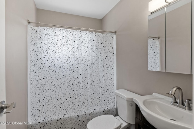 full bath featuring a shower with curtain, vanity, and toilet