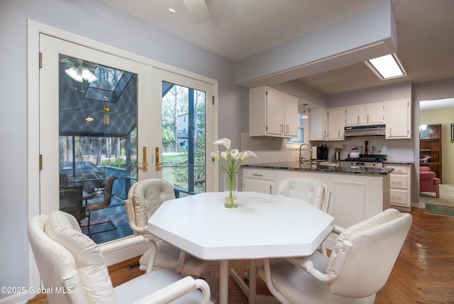 dining area with ceiling fan