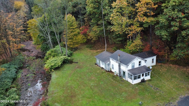 birds eye view of property featuring a forest view