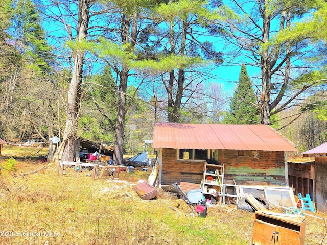view of outdoor structure featuring an outbuilding