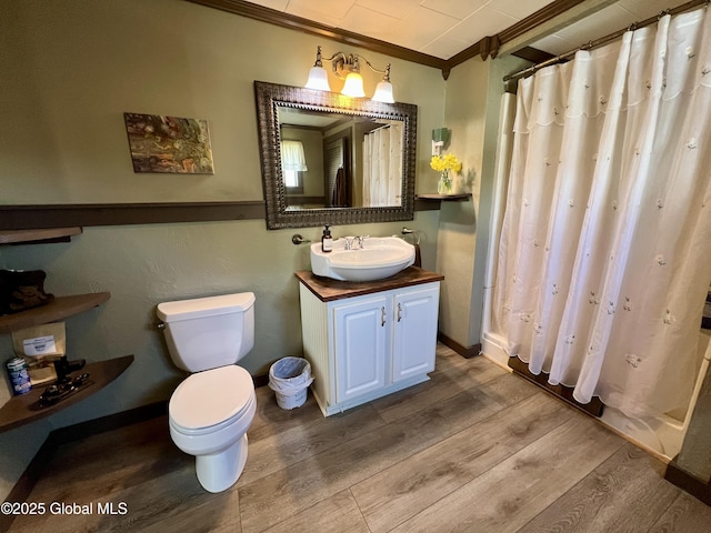 full bath featuring crown molding, wood finished floors, vanity, a shower with curtain, and toilet