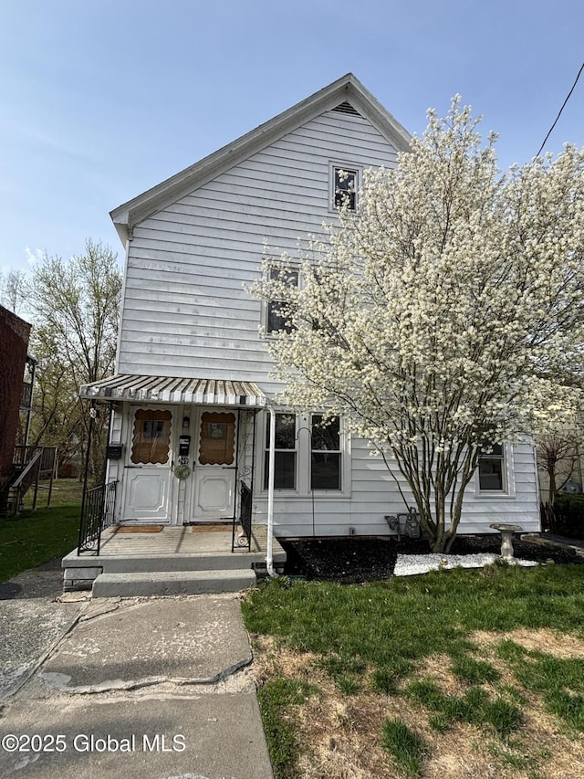 view of front of property featuring a front yard