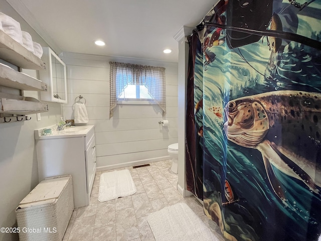 full bath with vanity, toilet, recessed lighting, and ornamental molding