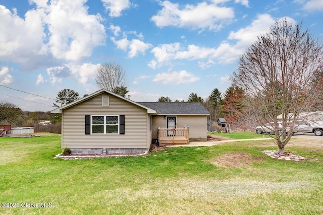 view of front of house featuring a wooden deck and a front lawn