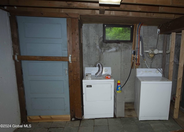 washroom with laundry area and washing machine and dryer