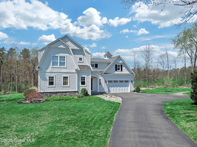 view of front of home featuring driveway and a front yard
