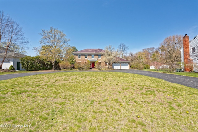 view of front facade with driveway and a front lawn