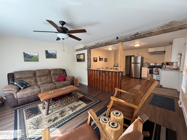living area with dark wood-style floors, ceiling fan, and baseboards