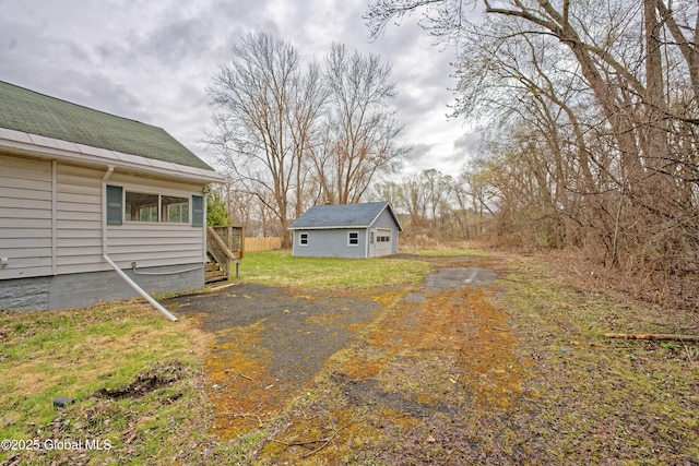 view of yard with an outbuilding