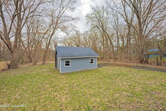 view of yard featuring an outbuilding