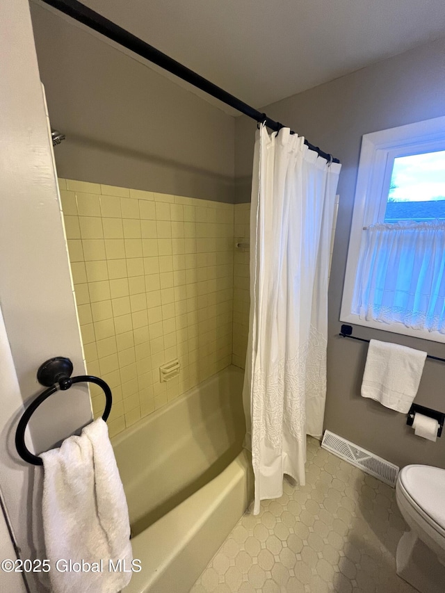 full bath featuring baseboards, shower / bathtub combination with curtain, toilet, and visible vents