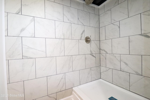 full bathroom featuring a tile shower