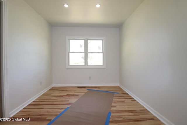 workout area with recessed lighting, light wood-style flooring, and baseboards