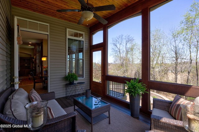 sunroom featuring outdoor lounge area and a ceiling fan