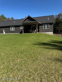 view of front facade with a front yard