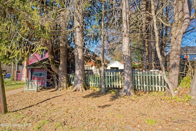 18 1st Ave, Mayfield, NY 12117 - view of yard featuring fence
