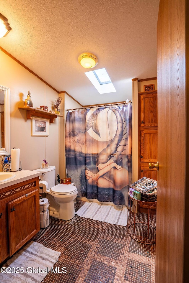 bathroom featuring vaulted ceiling with skylight, vanity, toilet, a textured ceiling, and a shower with shower curtain