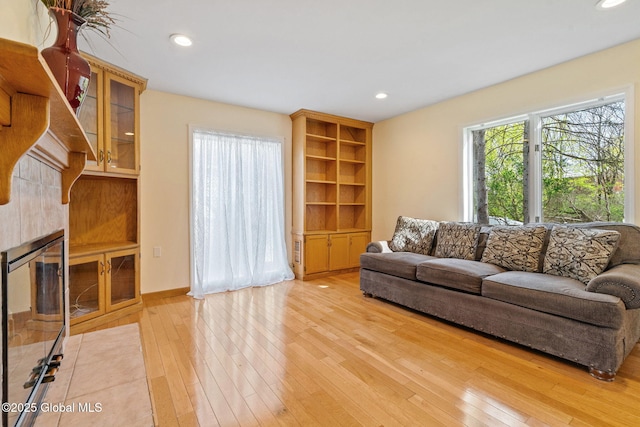 living area with recessed lighting, light wood-style flooring, and baseboards