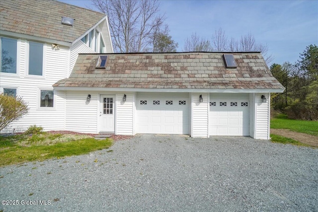 garage featuring gravel driveway