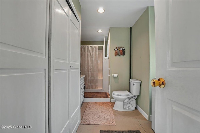 bathroom featuring recessed lighting, baseboards, toilet, and a shower with shower curtain