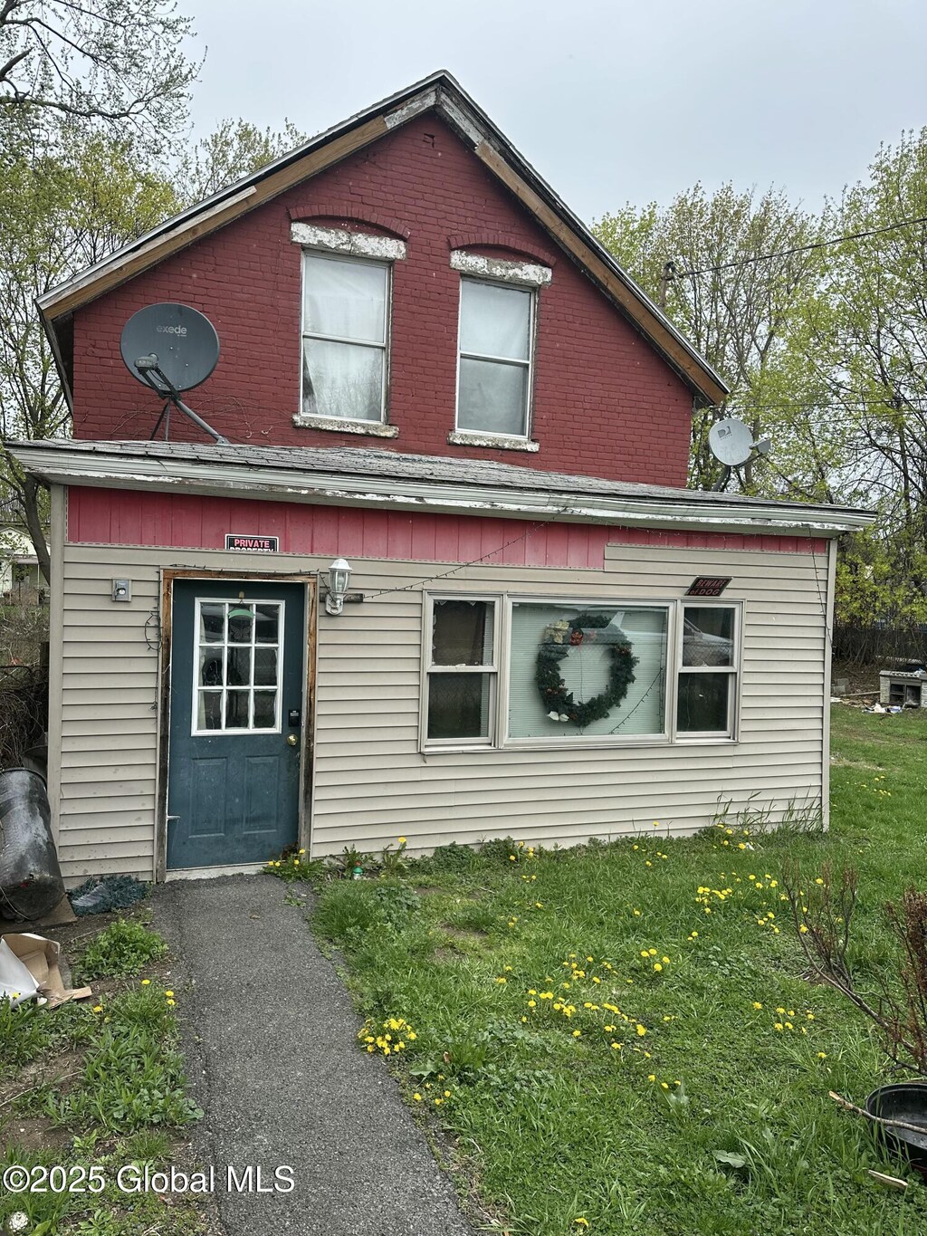 view of front of property with brick siding and a front yard