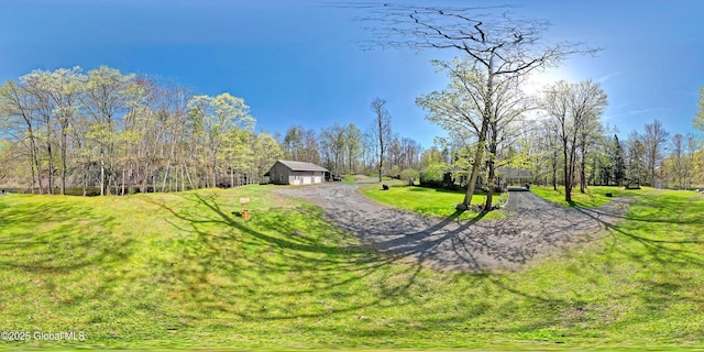view of yard featuring an outbuilding