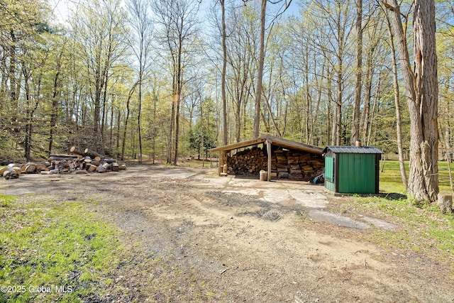 view of yard featuring an outdoor structure and a pole building