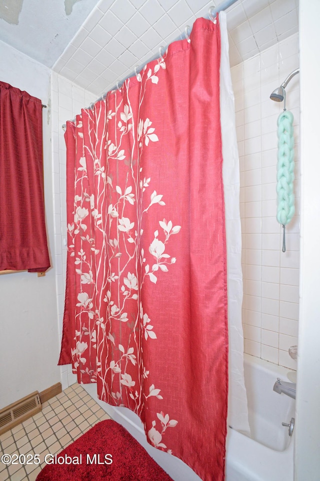 full bath featuring visible vents, baseboards, and shower / bath combo