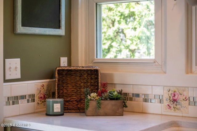 room details featuring tasteful backsplash