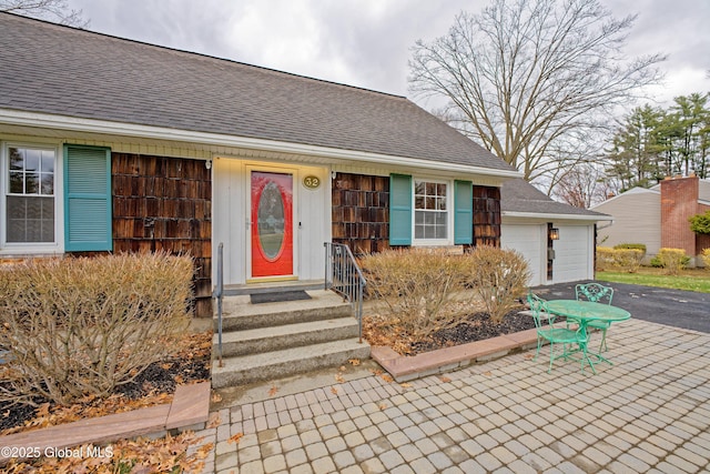 ranch-style house featuring a shingled roof