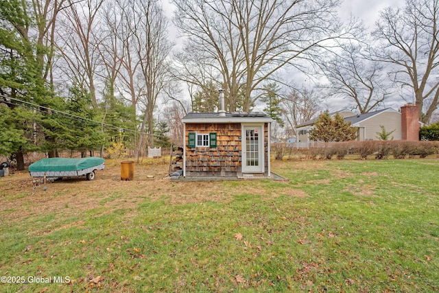 view of yard with an outbuilding