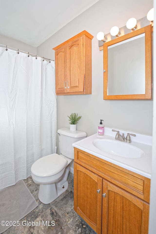 full bath featuring vanity, a shower with shower curtain, and toilet