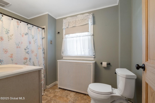 full bath featuring visible vents, ornamental molding, toilet, baseboards, and radiator heating unit