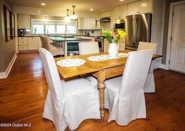 dining space with dark wood-style flooring, baseboards, and recessed lighting