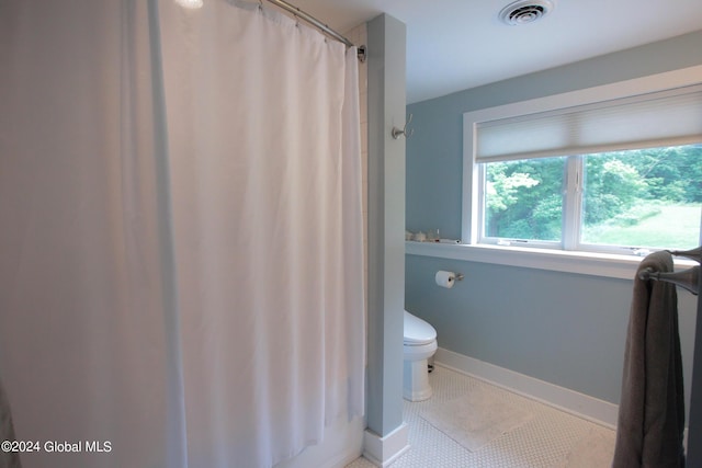 full bath featuring visible vents, curtained shower, baseboards, tile patterned floors, and toilet