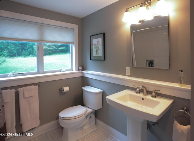 full bathroom with toilet, baseboards, and a shower with curtain