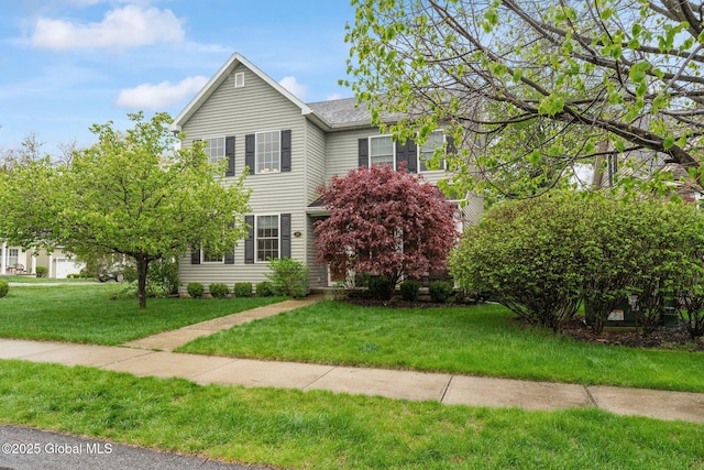 traditional-style house featuring a front yard