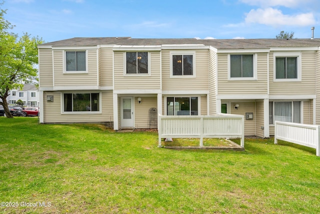view of front of home featuring a front yard