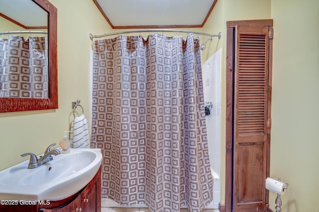 full bath with curtained shower, vanity, and crown molding