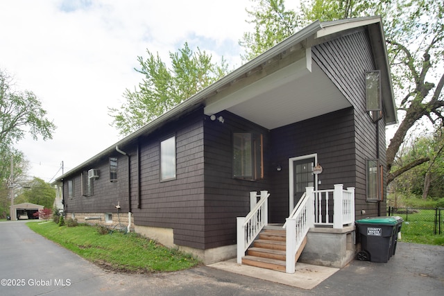 975 Riverview Rd, Schenectady, NY 12309 - view of front of home featuring fence