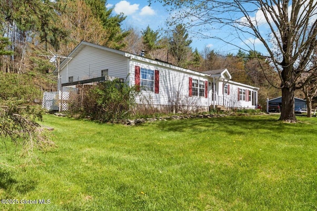 manufactured / mobile home featuring a front lawn