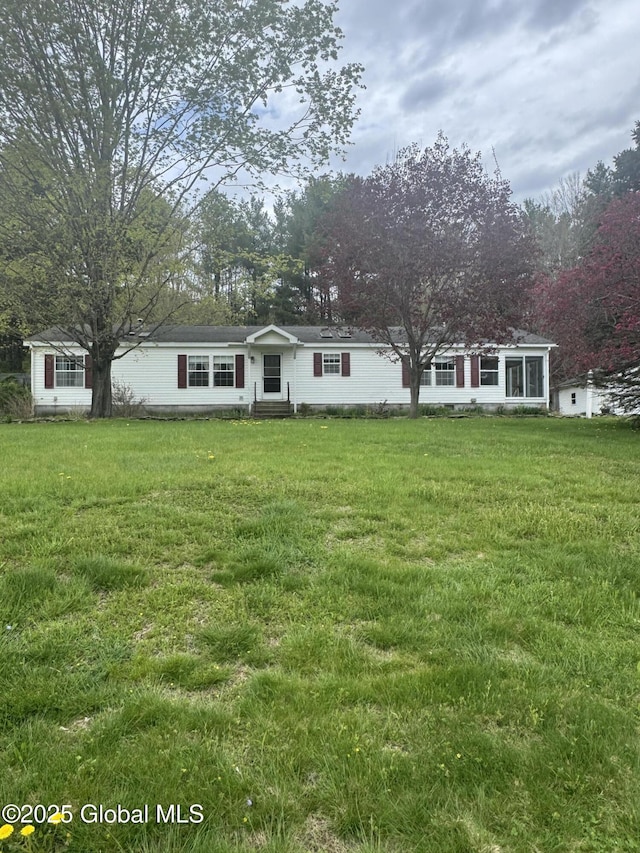 manufactured / mobile home featuring entry steps and a front yard