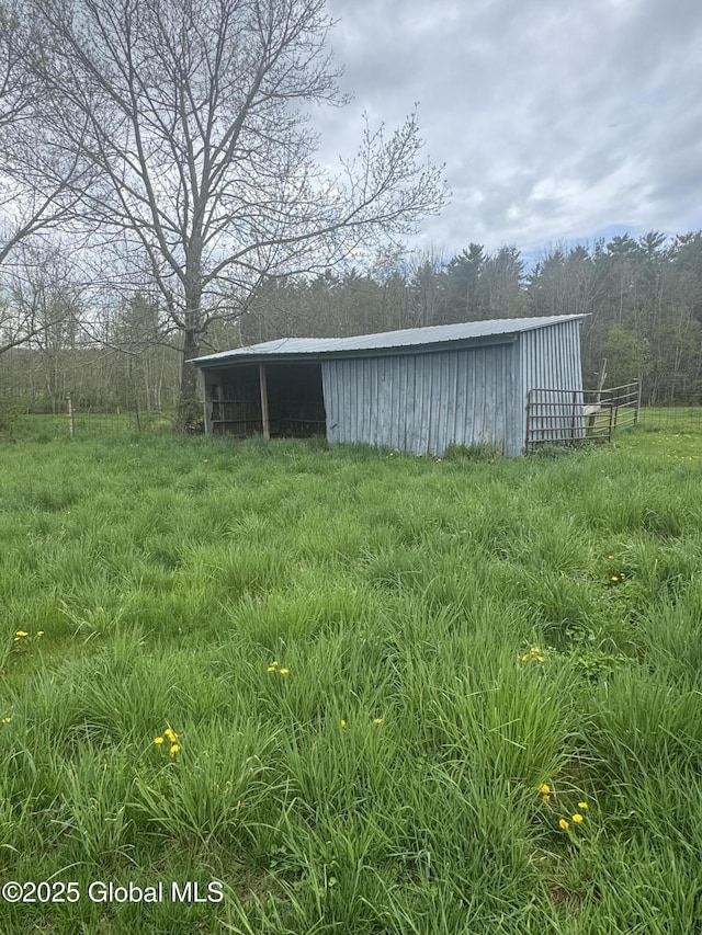 view of yard with a pole building and an outdoor structure