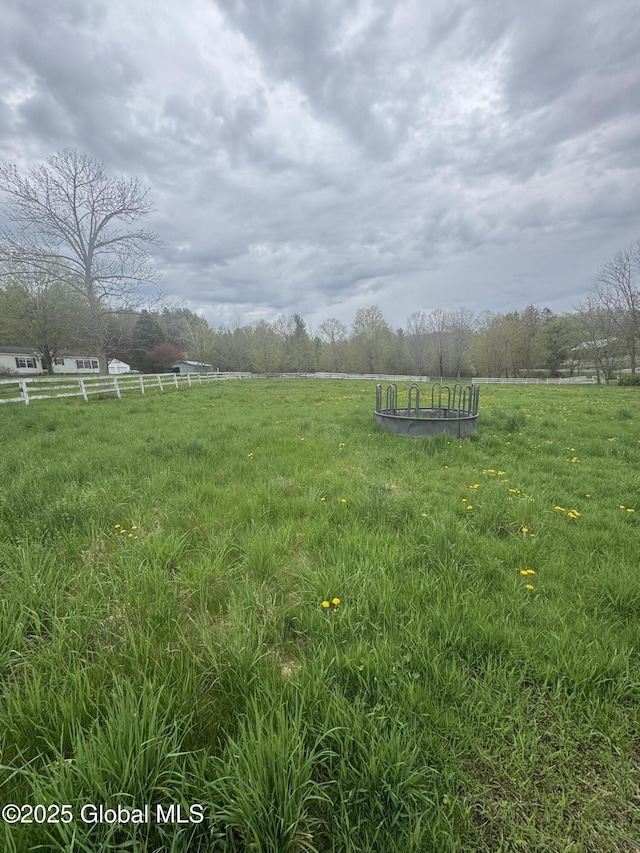 view of yard featuring a rural view
