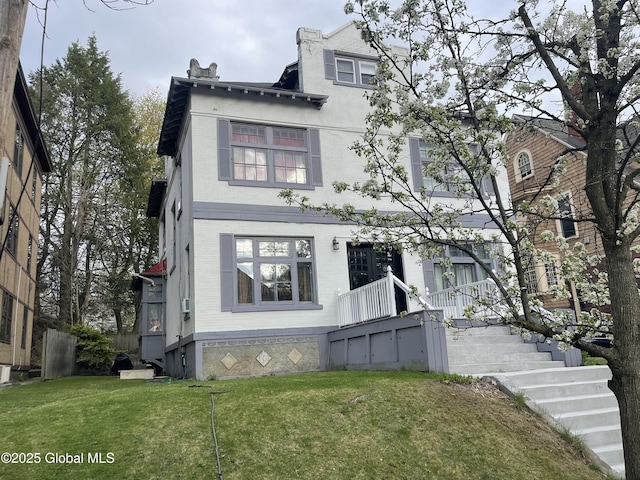 view of front facade featuring a front lawn and brick siding