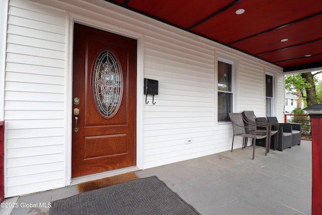property entrance featuring a porch